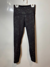 Load image into Gallery viewer, Lululemon Womens Black Floral Wunder Under High-Rise Compression Leggings Size 4
