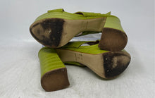 Load image into Gallery viewer, Suzani Bissoli Womens Green Croc-Embossed Platform Slingback Sandals Size 7
