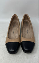 Load image into Gallery viewer, Clarks Womens Iridessa May Nude Black Cap Toe Block Pump Heels Size 8M
