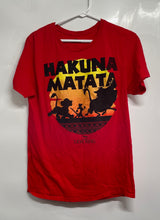 Load image into Gallery viewer, Disney Mens Red Graphic Print The Lion King Hakuna Matata Pullover T-Shirt Sz M
