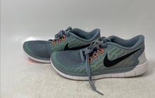 Load image into Gallery viewer, Nike Kids Free 5.0 725104-600 Gray Printed Lace-Up Sneaker Shoes Size 4.5Y
