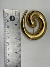 Load image into Gallery viewer, Women's Gold Tone Brooches and Earrings (8 Pcs)
