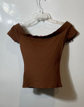 Load image into Gallery viewer, Guess Womens Brown Ribbed Short Sleeve Off The Shoulder Zipper Blouse Top Size M
