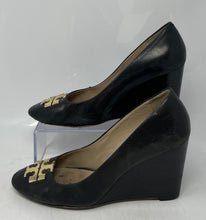 Load image into Gallery viewer, Authentic Tory Burch Womens Raleigh Black Wedge Pump Heels Size 8M Damaged
