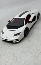 Load image into Gallery viewer, Bburago White 1/24 Scale Diecast Lamborghini Countach LPI 800-4 Model Car
