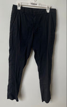 Load image into Gallery viewer, Lululemon Mens Black Flat Front Slash Pockets Straight Leg Trouser Pants Size 30
