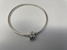 Load image into Gallery viewer, Women's Unbranded Silver Bracelet. Unstamped. Weight 10.1gr

