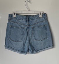 Load image into Gallery viewer, H&amp;M Womens Blue Medium Wash Stretch Pockets Bermuda Shorts Size 6
