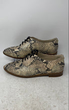 Load image into Gallery viewer, Cole Haan Womens Modern Classic Beige Black Snakeskin Print Oxford Shoes Size 8B
