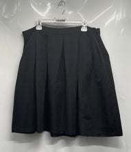 Load image into Gallery viewer, Forever 21 Womens Black Side-Zip Knee-Length Pleated Skirt Size 2X Plus
