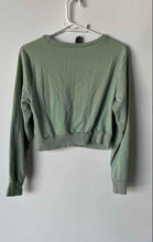 Load image into Gallery viewer, Forever 21 Womens Green Long Sleeve Crew Neck Cropped Pullover Sweatshirt Size M
