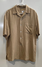 Load image into Gallery viewer, Ben Hogan Mens Khaki Silk Short Sleeve Camp Collar Button-Up Shirt Size Medium
