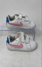 Load image into Gallery viewer, Nike Kids Court Royale White Round Toe Hook &amp; Loop Sneaker Shoes Size 5C
