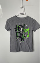Load image into Gallery viewer, Jordan Boys Gray Graphic Print Short Sleeve Crew Neck Pullover T-Shirt Size S
