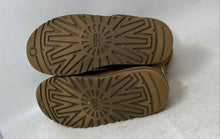 Load image into Gallery viewer, UGG Girls Classic 5251K Brown Suede Round Toe Pull-On Snow Boots Size 5
