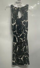 Load image into Gallery viewer, Express Womens Black White Printed Sleeveless Back Keyhole Shift Dress Size 8
