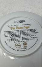 Load image into Gallery viewer, Knowles Walt Disney Snow White The Poison Apple Decorative Collector Plate
