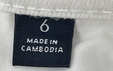 Load image into Gallery viewer, Authentic Simply Vera Vera Wang Womens White Denim Mid-Rise Capri Jeans Size 6
