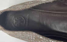 Load image into Gallery viewer, Authentic Tory Burch Womens Metallic Beige Snakeskin Ballet Flats Size 9.5M Worn
