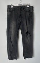 Load image into Gallery viewer, Guess Mens Black Denim Distressed 5 Pocket Design Straight Jeans Size 32
