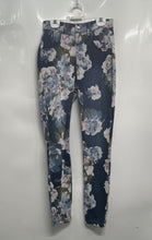 Load image into Gallery viewer, Hue Womens Blue Floral Denim Pockets Skinny Leg Dreamy Ankle Leggings Size Small
