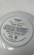 Load image into Gallery viewer, Knowles Walt Disney Snow White Happy Ending Decorative Collector Plate
