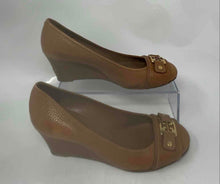 Load image into Gallery viewer, Authentic Tory Burch Womens Ambrose Brown Leather Wedge Pump Heels Sz 7M Damaged

