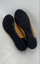 Load image into Gallery viewer, Vince Camuto Womens Linkon Beige Black Leather Slip-On Ballet Flats Size 10M
