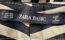 Load image into Gallery viewer, Zara Womens Beige &amp; Black Striped Slash Pockets Flat Front Cropped Pants Size XS
