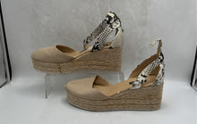 Load image into Gallery viewer, Nine West Ladies Khaki Stacked Heels Size 7
