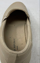 Load image into Gallery viewer, Banana Republic Mens Beige Leather Round Toe Slip-On Sneaker Shoes Size 10.5
