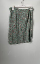 Load image into Gallery viewer, Aeropostale Womens Green Floral Print Straight &amp; Pencil Skirt Size Medium
