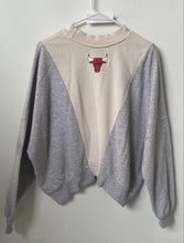 Load image into Gallery viewer, NBA Womens Gray Beige Chicago Bulls Long Sleeve Pullover Sweatshirt Size Small
