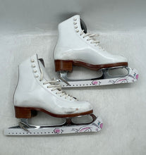 Load image into Gallery viewer, Riedell Womens White Leather Lace-Up Ice Figure Skates Size 5/6
