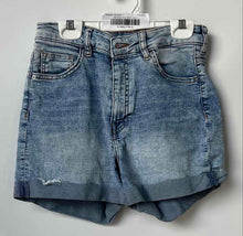 Load image into Gallery viewer, H&amp;M Womens Blue Denim Medium Wash Stretch Pockets Jean Shorts Size 6
