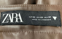 Load image into Gallery viewer, Zara Womens Brown Flat Front Pockets High Waisted Bermuda Short Size XS
