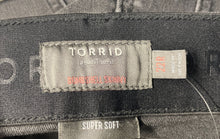 Load image into Gallery viewer, Torrid Womens Black Denim Dark Wash Super Soft Bombshell Skinny Jeans Size 22R

