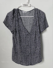 Load image into Gallery viewer, MNG Womens Navy Blue &amp; White Floral Short Sleeve Collarless Blouse Top Size 8
