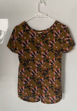 Load image into Gallery viewer, Ann Taylor Womens Brown Floral Print Silk Short Sleeve Blouse Top Size XS
