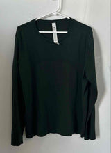 Load image into Gallery viewer, Lululemon Mens Green Long Sleeve Crew Neck Athletic Pullover T-Shirt Size 10

