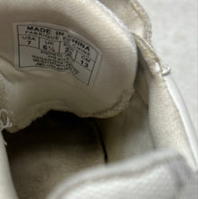 Load image into Gallery viewer, Michael Kors Unisex Kids White Low Top Hook &amp; Loop Sneakers Shoes Size 7
