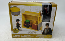 Load image into Gallery viewer, Spin Master Harry Potter Mini Playset And Hershey's Vinyl Action Figure
