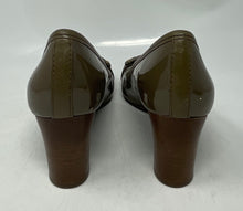 Load image into Gallery viewer, Authentic Tory Burch Womens Aaden Brown Patent Leather Pump Heels Sz 8M Damaged
