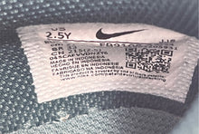 Load image into Gallery viewer, Nike Boys Dunk Low Green White Lace-Up Basketball Sneaker Shoes Size 2.5Y
