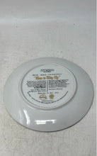 Load image into Gallery viewer, Knowles Walt Disney Snow White Time To Tidy Up Decorative Collector Plate
