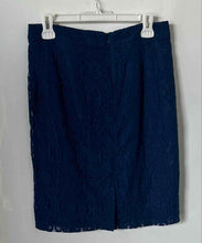 Load image into Gallery viewer, Forever 21 Womens Navy Blue Floral Back Zip Straight &amp; Pencil Skirt Size Medium
