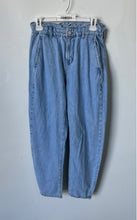Load image into Gallery viewer, Zara Womens Blue Denim Light Wash Pockets Casual Tapered Leg Jeans Size 4
