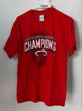 Load image into Gallery viewer, Gildan Mens Red Miami Heat 2006 Eastern Conference Champions NBA T-Shirt Size M
