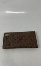 Load image into Gallery viewer, Guess Womens Brown Black Signature Print ID And Credit Card Slots Trifold Wallet
