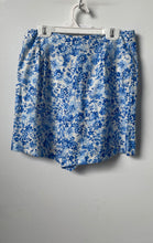 Load image into Gallery viewer, Mango Womens Blue &amp; White Floral Flat Front Side Zip Bermuda Shorts Size 4

